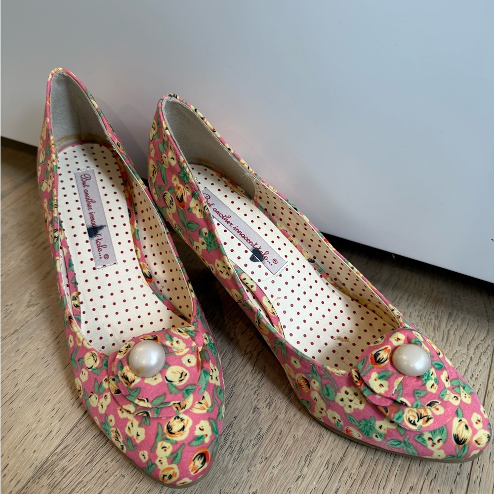 Vintage inspired floral heels with pearl button, women’s size 6
